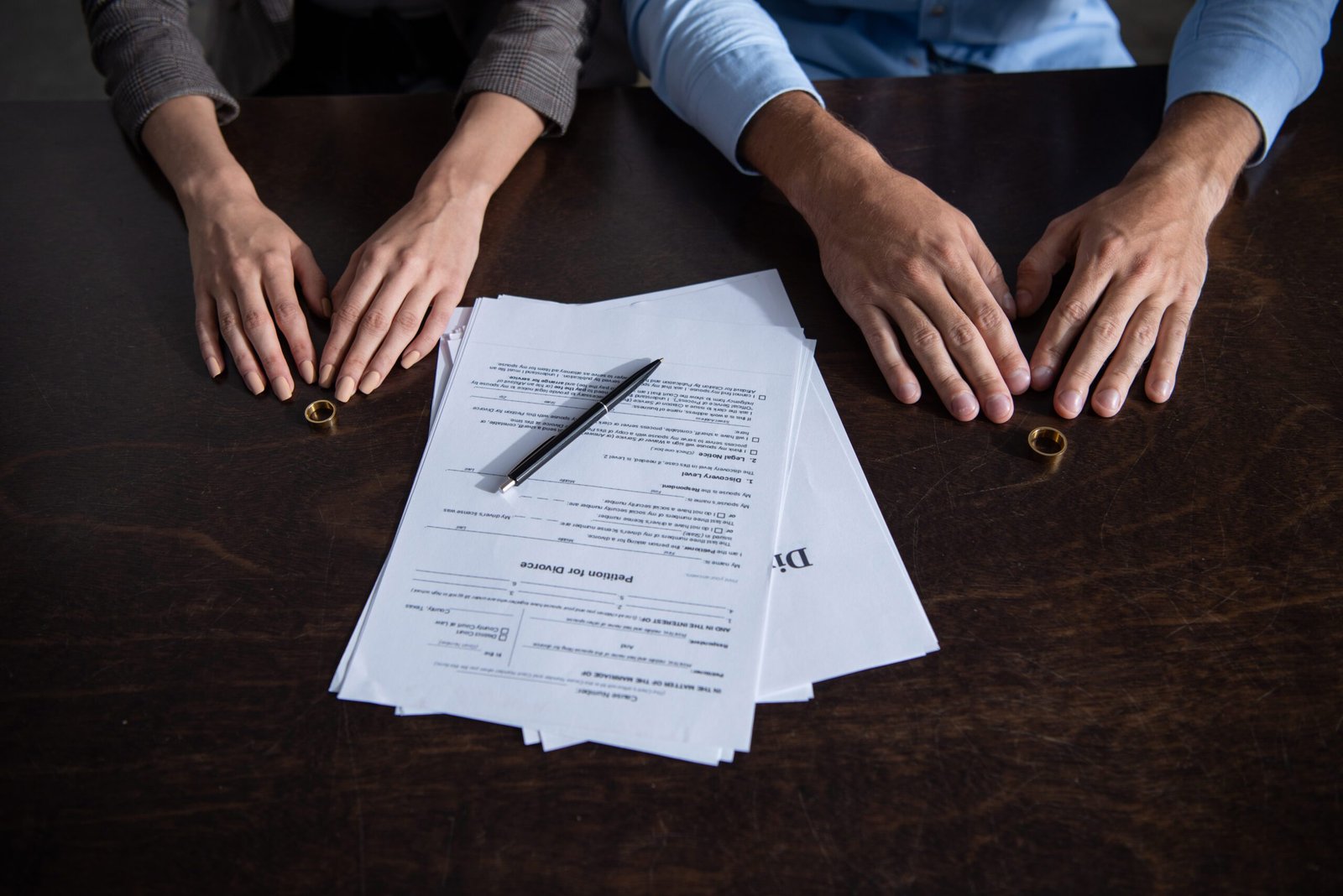 Pareja firmando convenio de divorcio de mutuo acuerdo