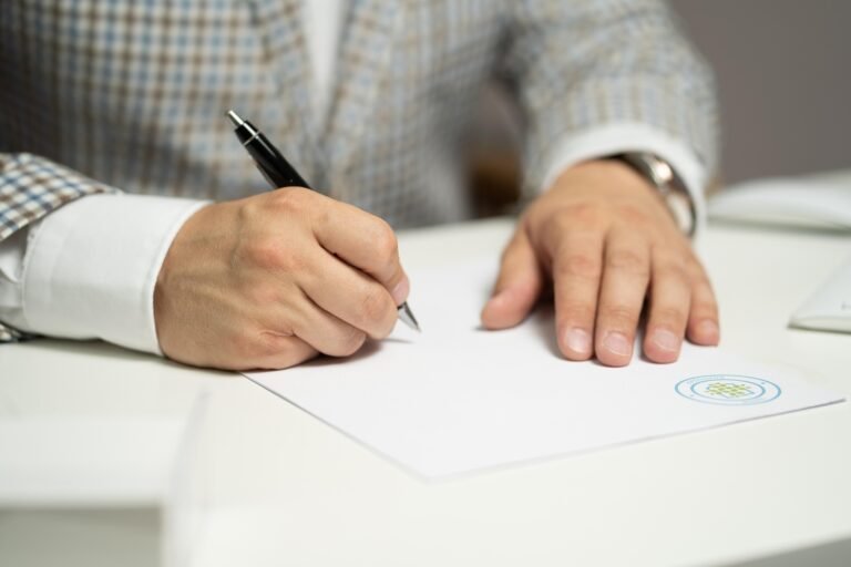 ¿Cómo tramitar un divorcio con hijos? Pasos, custodia y trámites 8 maximilianovich man 5710164 1920
