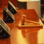 Mazo de juez de madera sobre un estrado judicial durante la resolución contenciosa de un divorcio o separación.