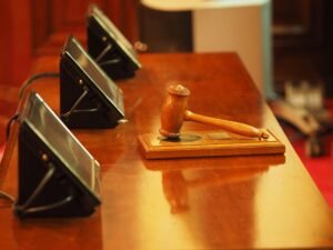 Mazo de juez de madera sobre un estrado judicial durante la resolución contenciosa de un divorcio o separación.