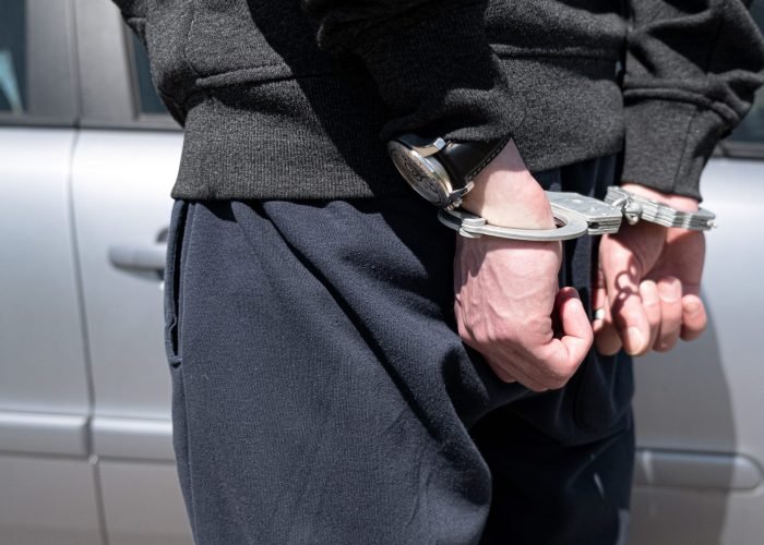 el-secuestrador-esposado-en-la-escena-del-crimen-fue-detenido-por-la-policia-crimen-robo-de-auto